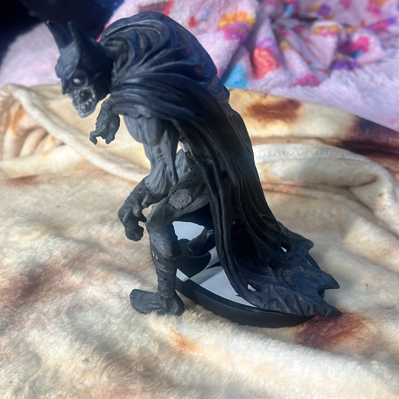 Zombie Batman statue - Picture 3 of 9